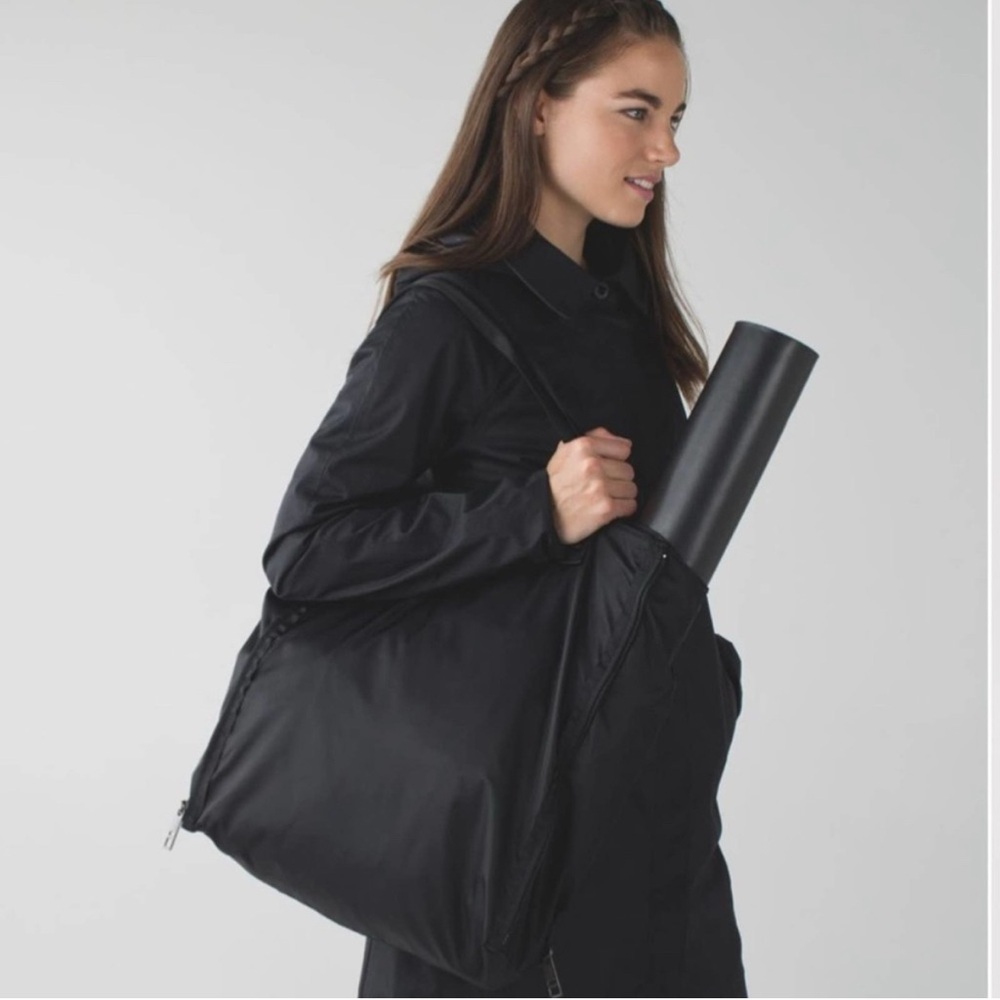 Lululemon Bring It Om Tote Black euc